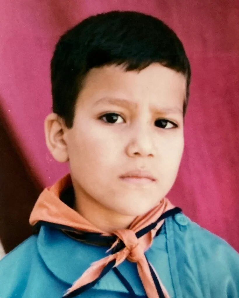 بشار قصاب في الصف الثالث الابتدائي خلال مرحلة الطفولة، في بداية مسيرته التعليمية الأولى