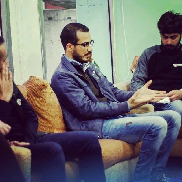 بشار قصاب يناقش أفكار كتاب ضمن فعالية "سهرتنا كتاب" في مكتبة اقرأ كتابي بحمص، سوريا، لتعزيز حب القراءة والثقافة في المجتمع المحلي.