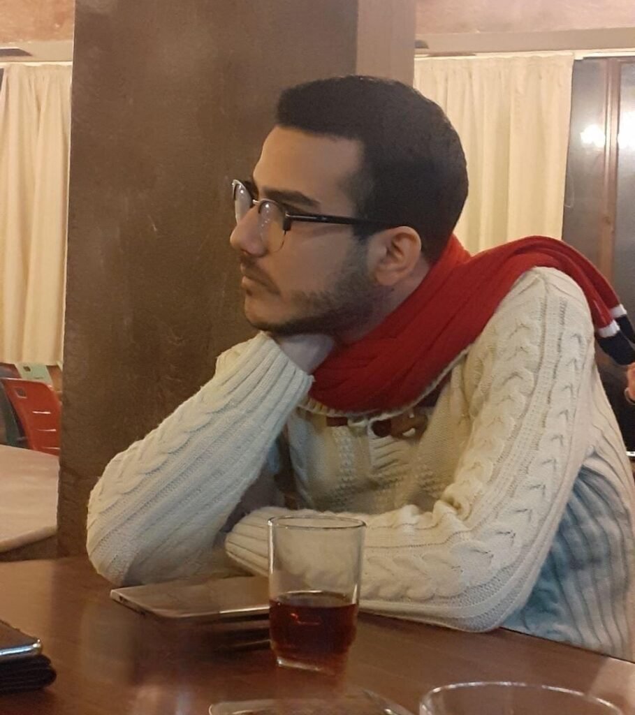 بشار قصاب يجلس في مقهى الروضة الشهير في حمص سوريا