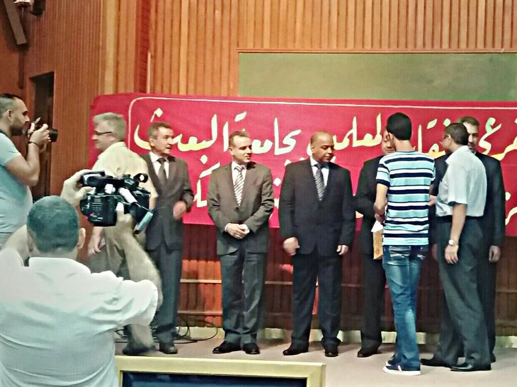 بشار قصاب يتلقى شهادة التكريم من نقابة المعلمين في جامعة حمص تقديرا لتفوقه الأكاديمي في مدينة حمص بسوريا.