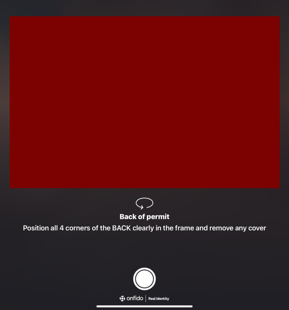 فتح حساب بنكي مغلق وتأمين صحي أونلاين مع باقة Fintiba Plus للحصول على مستندات الفيزا الألمانية صورة توضح الخطوة الخاصة بتصوير الوجه الخلفي من وثيقة الإقامة أو الفيز الألمانية ضمن عملية فتح حساب جاري Revolut